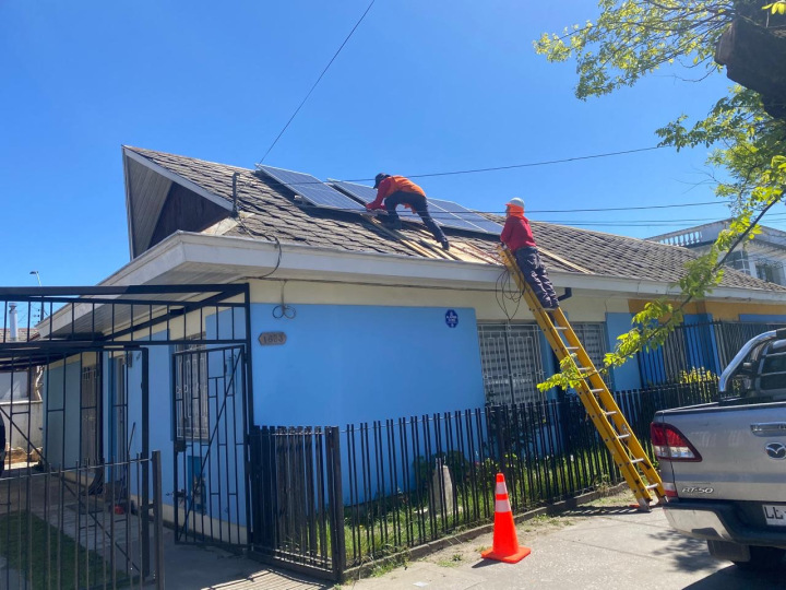 Instalación de paneles fotovoltaicos sobre la cubierta de un inmueble