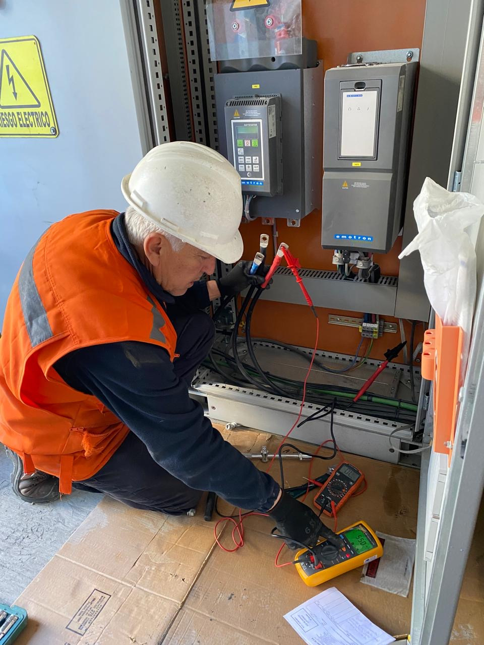 Medición de parámetros eléctricos en tablero con variadores de frecuencia