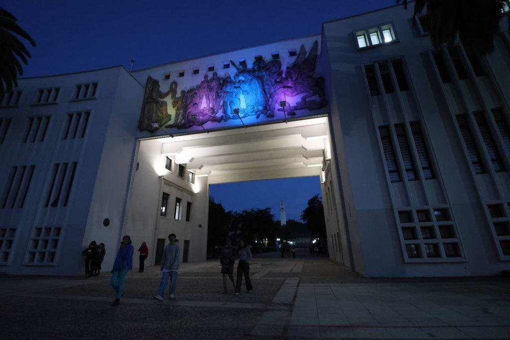 Arco de Medicina de la Universidad de Concepción iluminado con luminarias LED RGB al anochecer